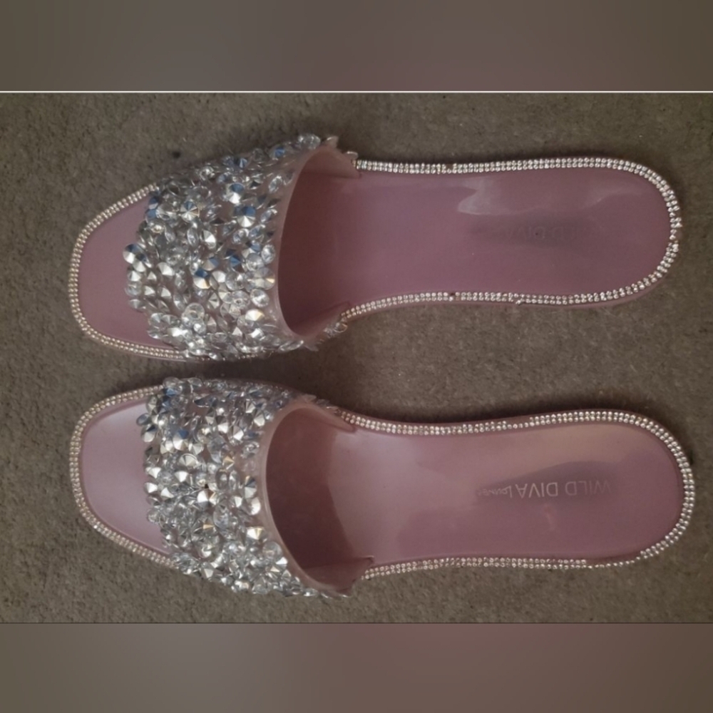 Wild Diva EUC Slide Sandals  10